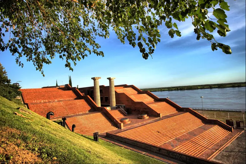 Parque de España sobre la costa del Paraná